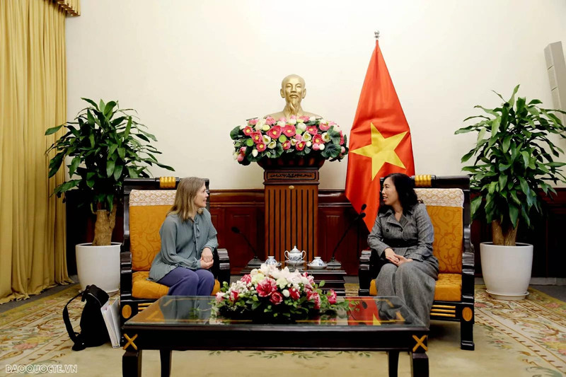 越南外交部副部长黎氏秋姮会见加拿大国防部副部长斯蒂芬妮·贝克。（图片来源：国际报）