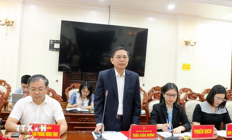 河南省人民委员会副主席陈春养发表讲话。（图片来源：越通社）
