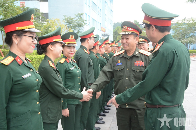 老挝人民军副总参谋长万通•布塔冯中将率团访问越南国防部维和局。（图片来源：人民军队报）