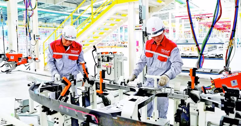 广宁省下龙市越兴成功汽车厂的工人。（光寿 摄）