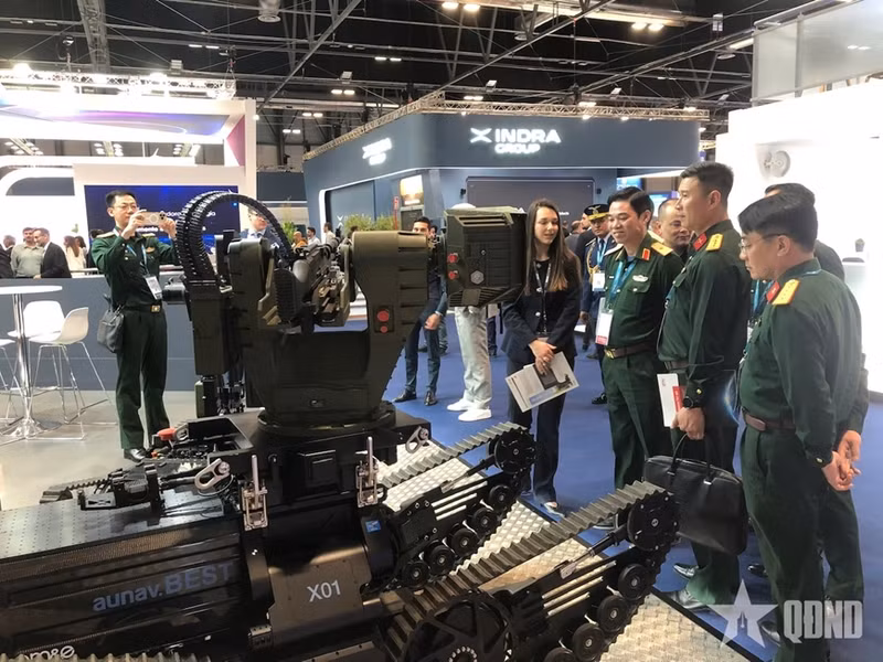 代表团参观展览。（图片来源：人民军队报）