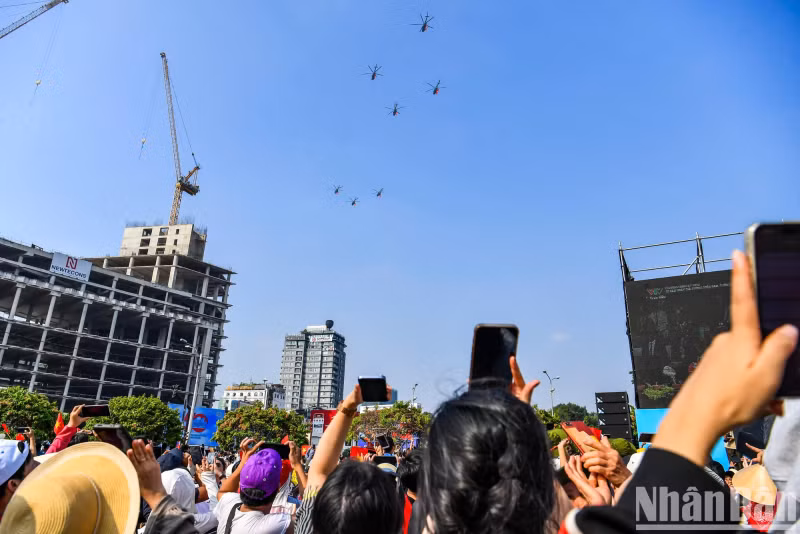 民众心高彩烈地拍下胡志明市天空中令人印象深刻的瞬间。