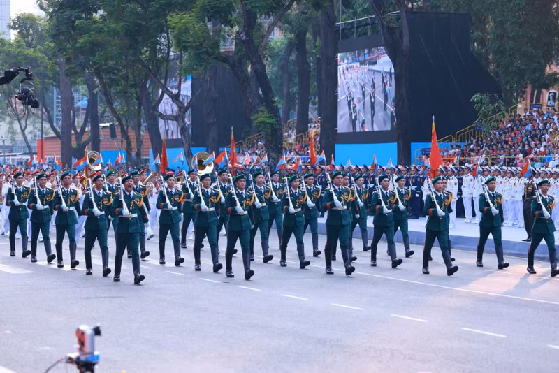 庆祝南方解放、国家统一50周年的精彩艺术表演。