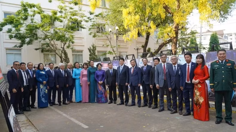 梁强主席和越南驻老挝大使馆干部人员合影。 梁强主席和越南驻老挝大使馆干部人员合影。