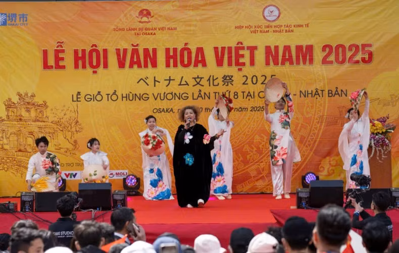 人民艺人青华在文化节开幕式上表演。