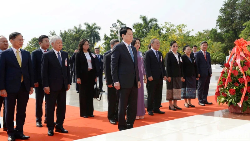 越南国家主席梁强同越南代表团上香缅怀凯山·丰威汉主席。