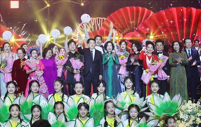 1月19日晚，越南国家主席梁强和夫人在河内出席2025年“家乡之春”活动。（图片来源：越通社）