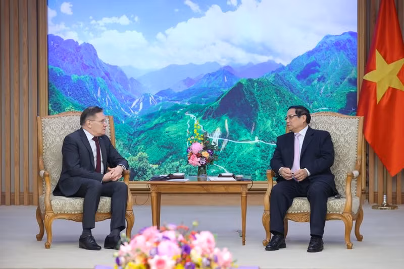 越南政府总理范明正会见俄罗斯国家原子能集团总经理利哈乔夫。（图片来源：越通社）