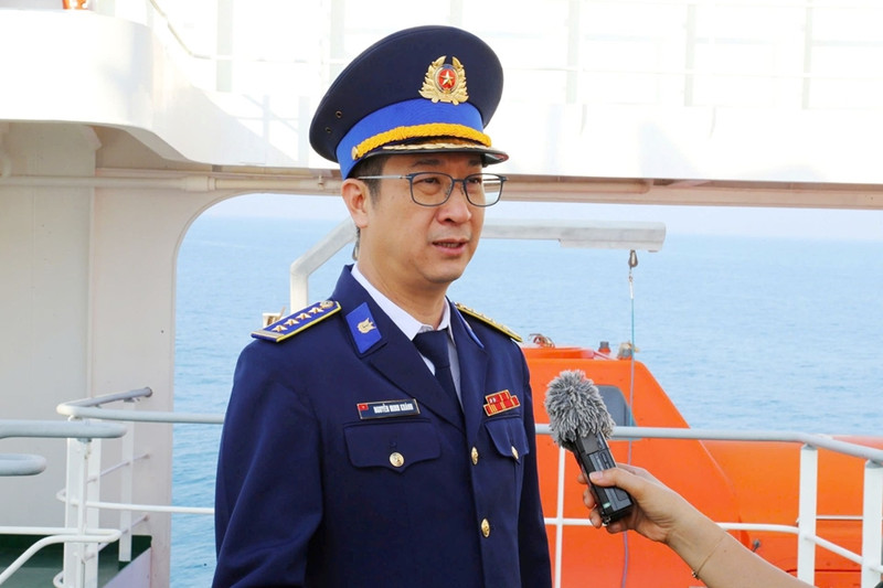 越南海警三区司令部副司令兼参谋长、海警代表团团长阮明庆大校接受记者的采访。（图片来源：越通社）