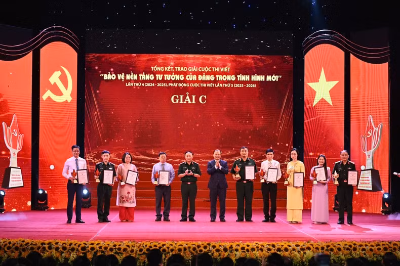 荣获三等奖的各位作者。