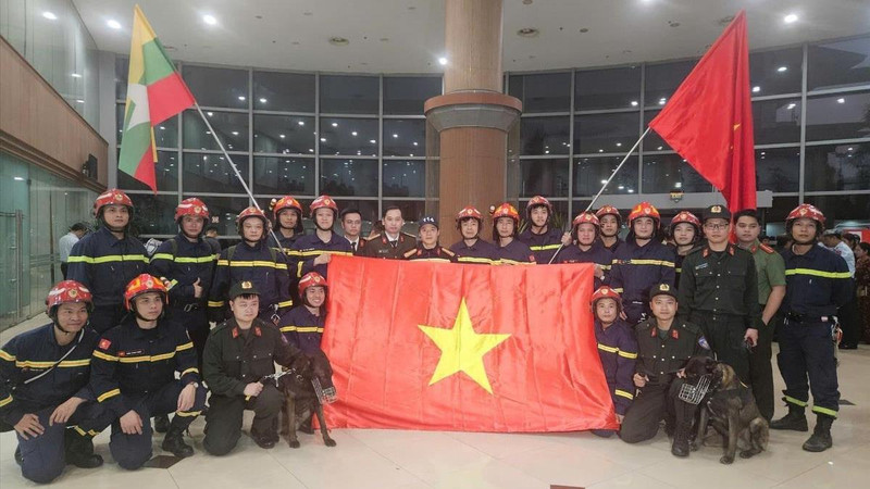 越南国防部和公安部救援队抵达缅甸，协助应对地震灾害。（图片来源：越通社）