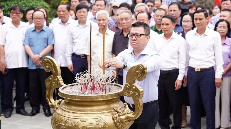 代表团前往位于太原省定化县富廷乡德丘顶上的胡志明纪念馆敬香缅怀纪念胡志明主席。