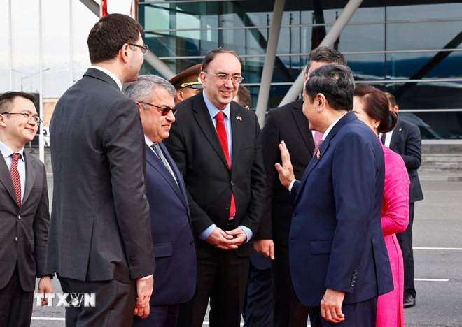 越南国会主席陈青敏与夫人和越南国会高级代表团送行仪式。（图片来源：越通社）