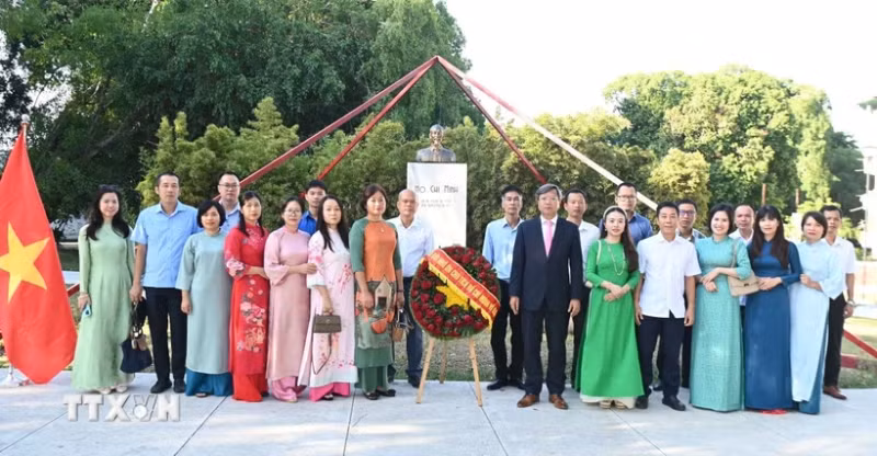 参加献花仪式的旅古越南人代表。（图片来源：越通社）