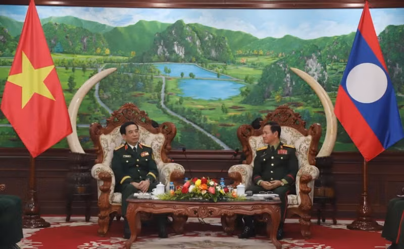 老挝国防部部长卡姆梁·欧塔凯松上将会见越南国防部部长潘文江大将。