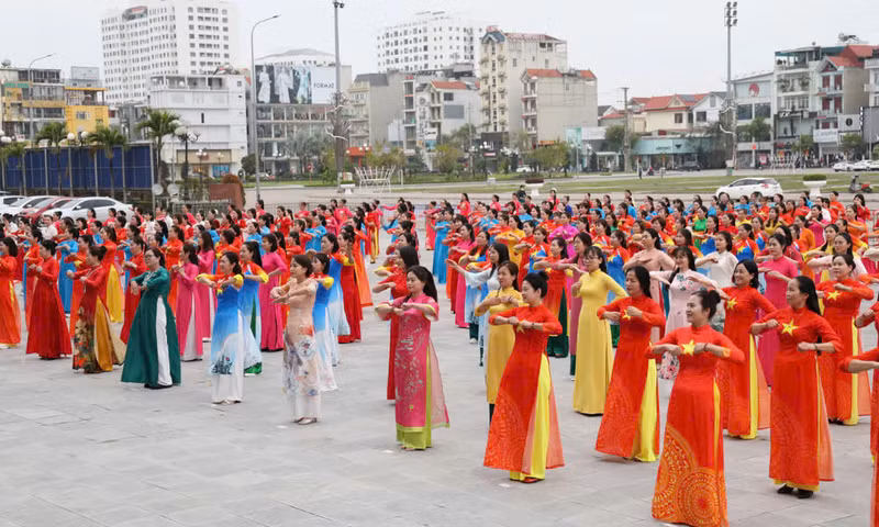 代表们鼓励妇女会员参加民间舞蹈表演。 代表们鼓励妇女会员参加民间舞蹈表演。