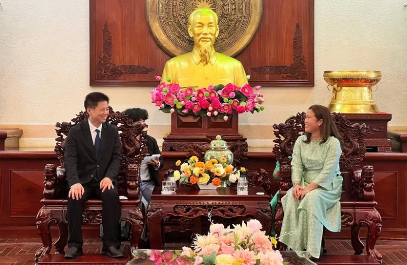 芹苴市人民委员会副主席阮氏玉叠会见中国广东汕头市副市长彭聪恩。（图片来源：越通社）