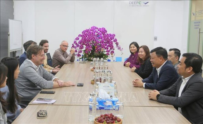 Deep C工业园区领导高度评价海防市的投资环境。（图片来源：越通社）