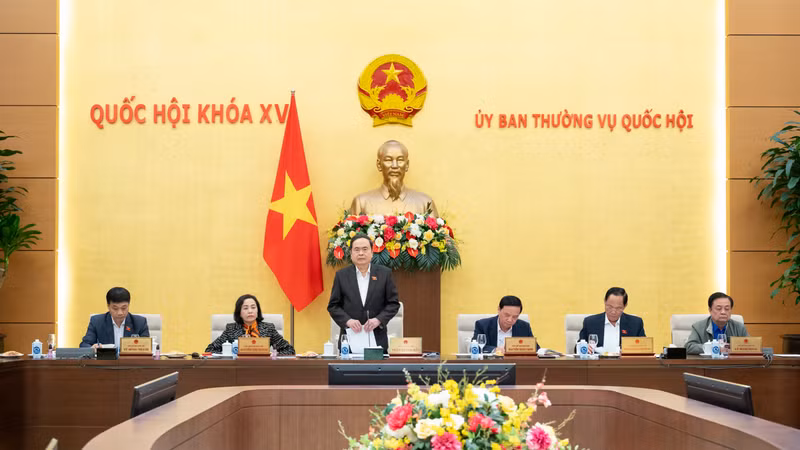 越南国会主席陈青敏主持会议。（图片来源：国会官网）