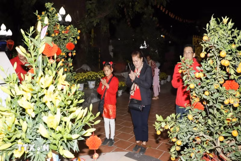 大年初一去寺庙烧香祈福——旅老越南人喜迎新春的文化之美。（图片来源：越通社）