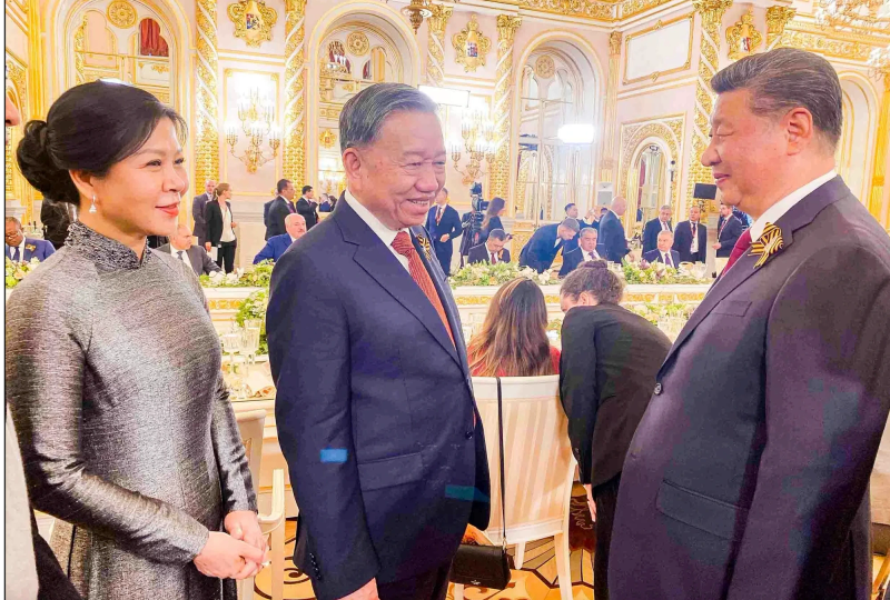 苏林总书记和夫人同中共中央总书记、中国国家主席习近平交谈。（图片来源：国际报）