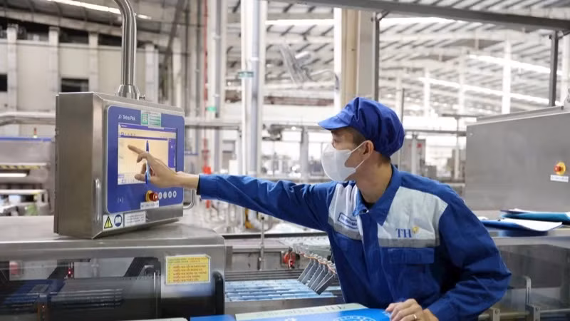 工人运行TH牛奶厂的现代技术系统，为减少温室气体排放做出贡献。