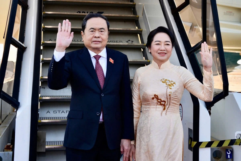越南国会主席陈青敏偕夫人启程出席各国议会联盟第150届大会并对乌兹别克斯坦、亚美尼亚进行正式访问。（图片来源：越通社）