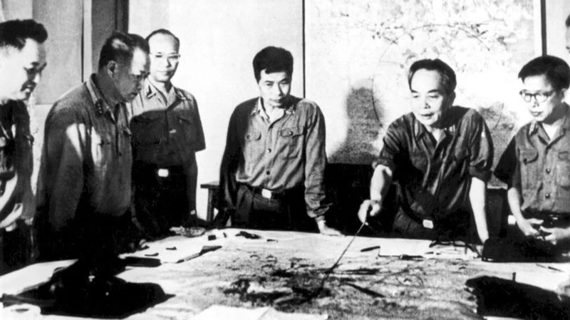 武元甲大将与中央军委同志们审议胡志明战役作战计划（河内，1975年4月）。（图片来源：越通社）