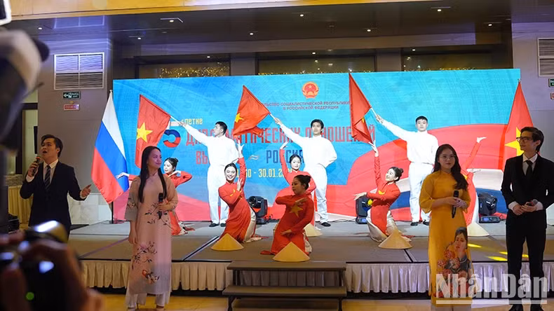 纪念活动中的一个艺术表演节目。