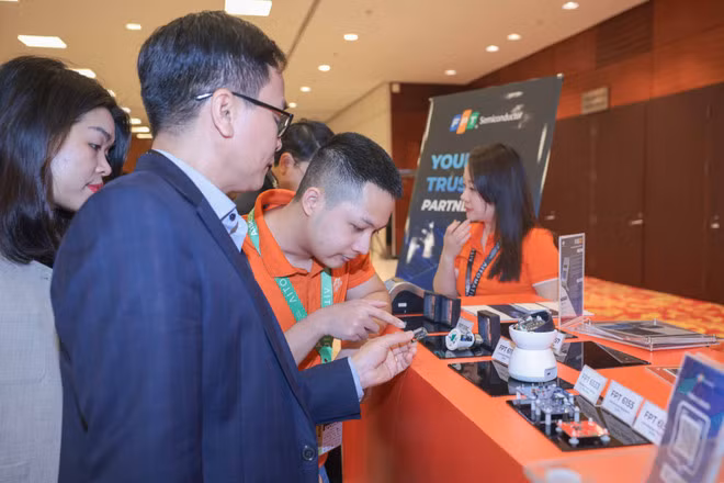 与会代表参观展会。(图片来源:越通社) 与会代表参观展会。(图片来源:越通社)