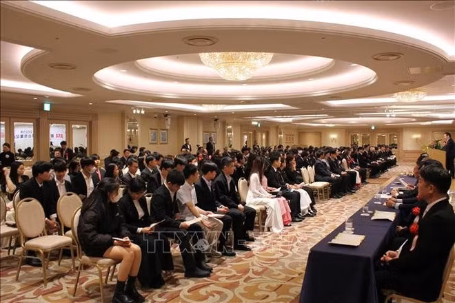 朝日新闻奖学金外国留学生毕业典礼。(图源:越通社) 朝日新闻奖学金外国留学生毕业典礼。(图源:越通社)