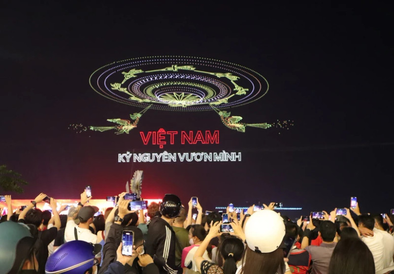 数千人前来观赏无人机表演彩排。（图片来源：越通社）