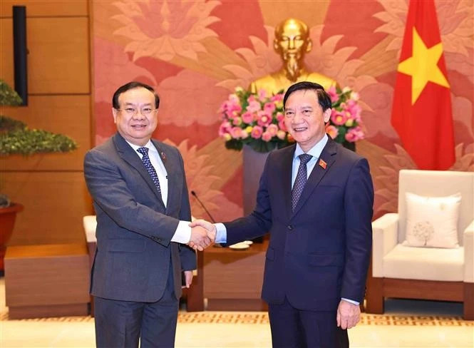 越南国会副主席阮克定和老挝国会对外委员会主任萨尼亚·普拉塞特。（图片来源：越通社）