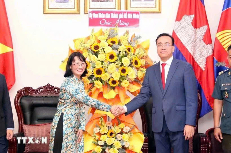胡志明市人民委员会副主席陈氏妙翠向柬埔寨驻胡志明市总领事馆赠送鲜花。（图片来源：越通社）