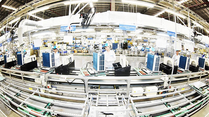 大金（Daikin）集团越南公司的生产线。（陈海 摄）