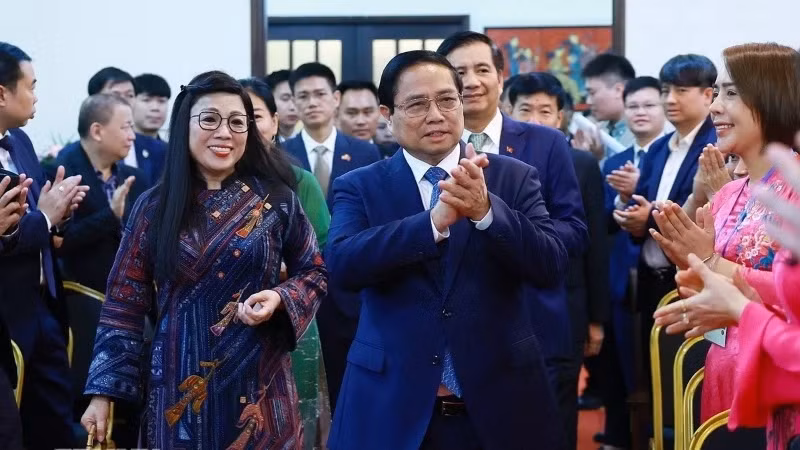 范明正总理和夫人到越南驻马来西亚大使馆看望使馆工作人员和旅马越南人社群代表。（图片来源：越通社）