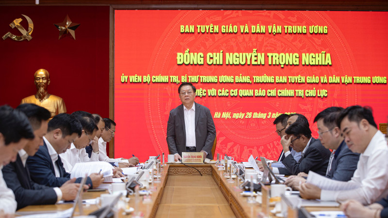 越共中央宣教与民运部部长阮重义与主流的政治媒体机关举行工作会议。