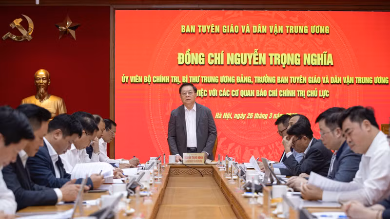 越共中央宣教与民运部部长阮重义与主流的政治媒体机关举行工作会议。