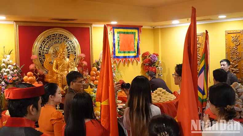 莫斯科市和周边省份的众多越南侨民参加雄王祭祖仪式。（春兴 摄）