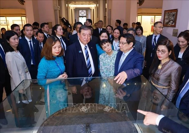 越南政府总理范明正夫妇与日本首相夫妇参观越南国家历史博物馆。（图片来源：越通社）