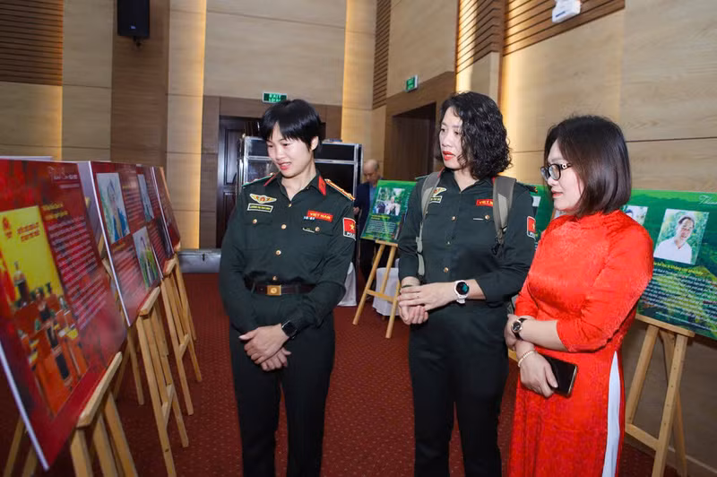 与会代表参观“新时代的妇女与性别平等”主题展区。（图片来源：phunuvietnam.vn）