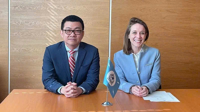 越南常驻奥地利维也纳联合国和其他国际组织代表团团长武黎泰黄大使和国际刑警组织常驻维也纳联合国观察员办公室主任弗洛里安·巴科尼耶。