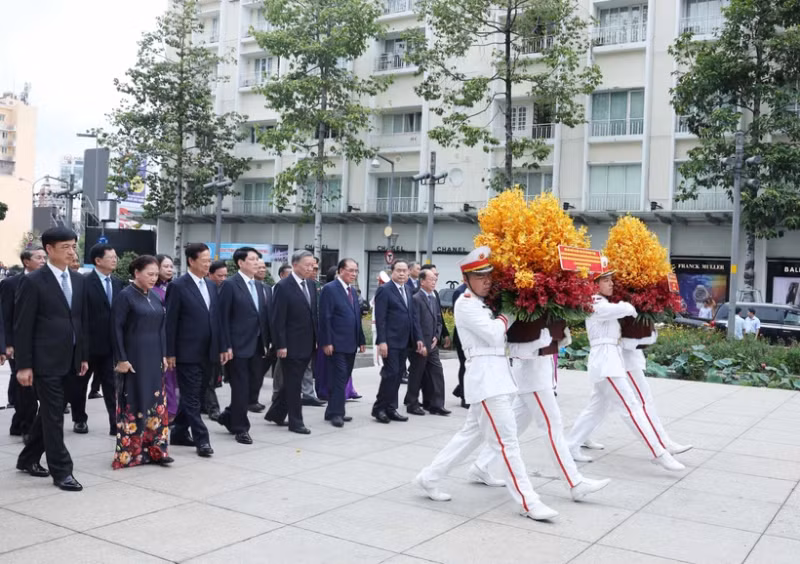 党和国家领导人上香缅怀胡志明主席和孙德胜主席。（图片来源：越通社）
