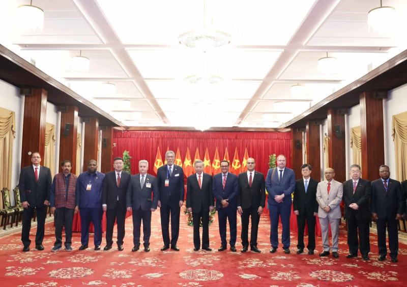 苏林总书记同与会代表合影。（图片来源：越通社）