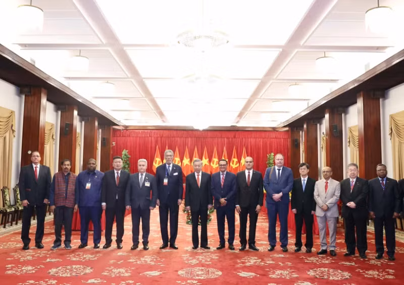 苏林总书记同与会代表合影。（图片来源：越通社）