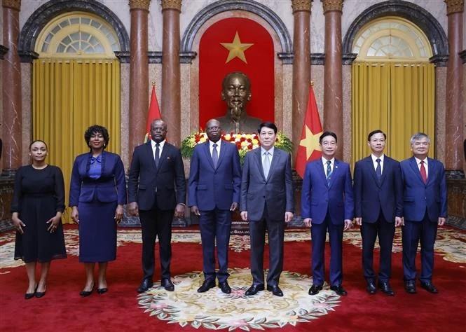 越南国家主席梁强与各国驻越大使合影。（图片来源：越通社）