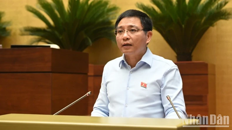 越南财政部长阮文胜发表《关于发展民营经济机制与政策的国会决议（草案）》的呈文。