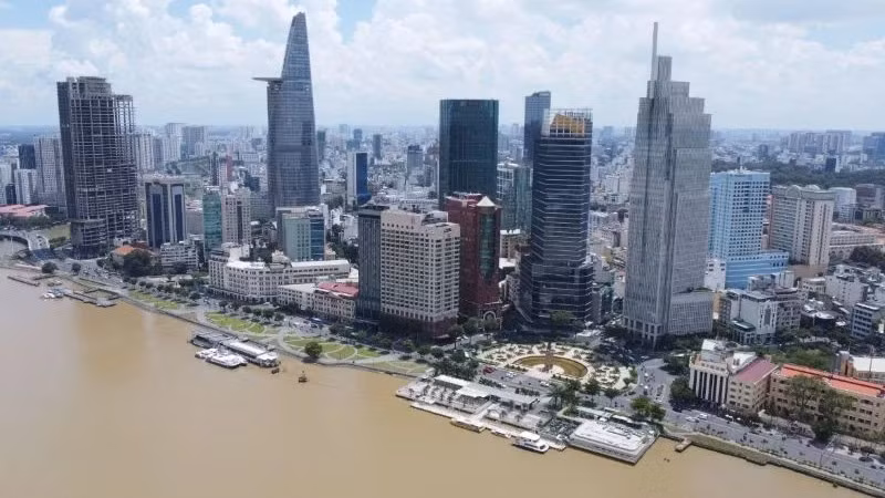 革新40年来，胡志明市充分展现了其作为国家经济火车头的强大实力，无论在经济规模、劳动生产率、外资吸引力，还是对国家财政的贡献方面都取得了令人瞩目的成就。（世英摄）