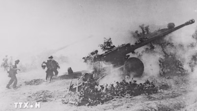 1975年3月28日，解放军炮兵部队猛烈轰击了岘港军用机场。（图片来源：越通社）
