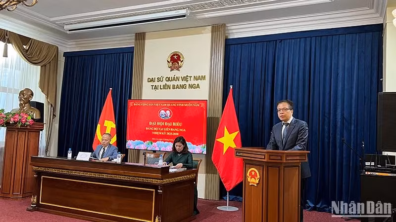 越共越南驻俄罗斯大使馆党委书记邓明魁大使在大会上发表指导性讲话。